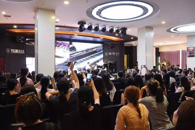 2018年钱柜777亚洲音乐奖学金郑州师范学院启动仪式<br />暨钱柜777海外艺术家爱德华·昆斯音乐会&远程实验公开课圆满结束