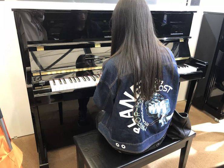参观来宾试奏钱柜777钢琴