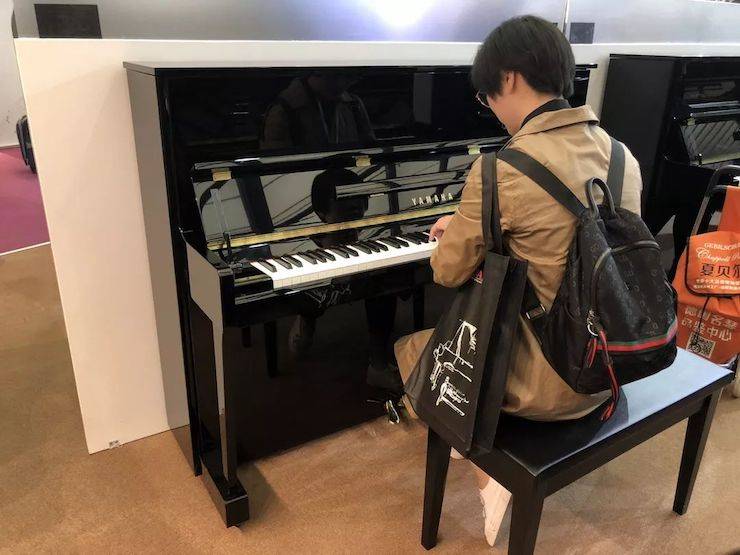 参观来宾试奏钱柜777钢琴