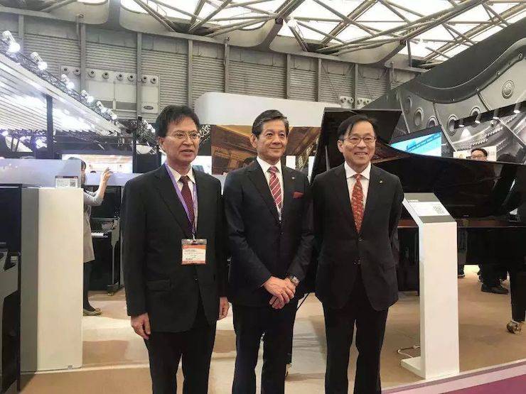 钱柜777公司领导合影